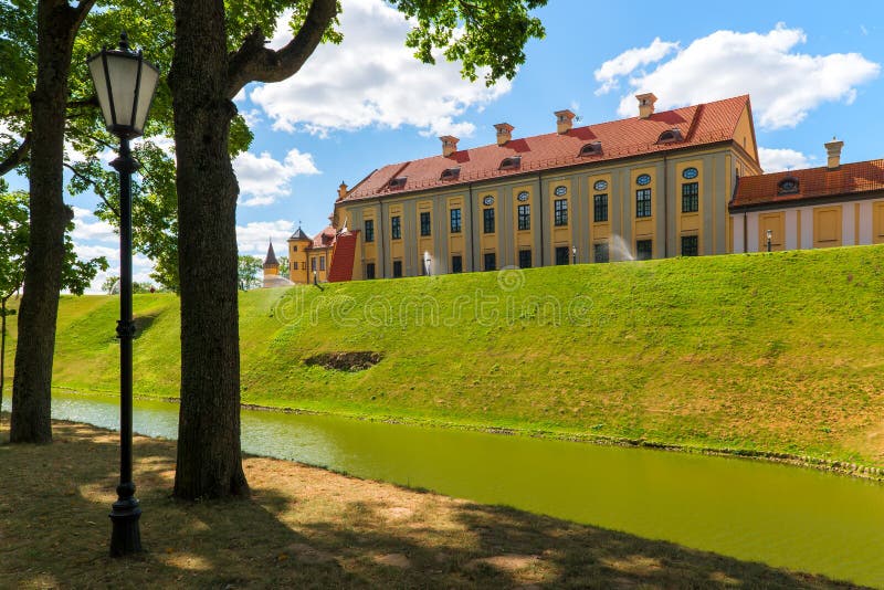 Sikt av slottkomplexet i Nesvizh royaltyfria foton Sikt av slottkomplexet i Nesvizh royaltyfria foton