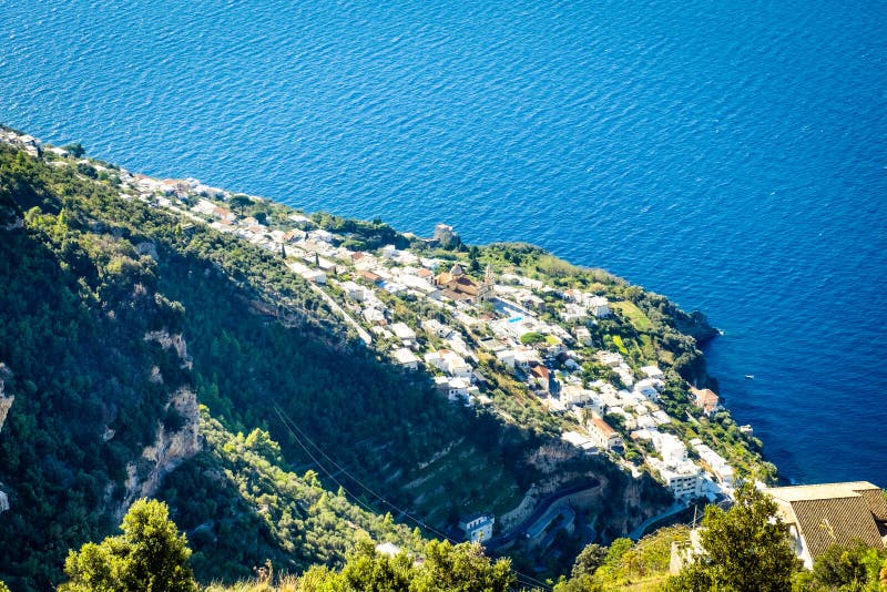 Sikt av staden av Vettica Maggiore på den berömda Amalfi kusten med golfen av Salerno i soligt ljus arkivbilder Sikt av staden av Vettica Maggiore på den berömda Amalfi kusten med golfen av Salerno i soligt ljus arkivbilder
