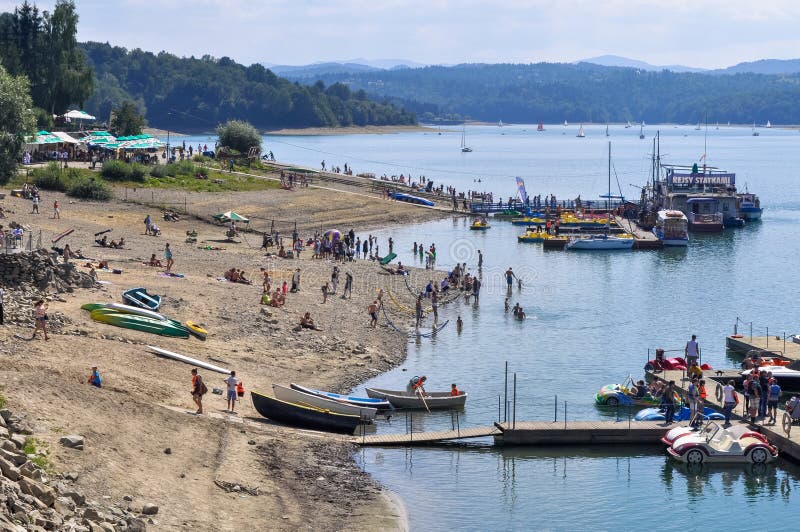 Sikt av stranden och kustlinje och fartyg som väntar på folk royaltyfria foton Sikt av stranden och kustlinje och fartyg som väntar på folk royaltyfria foton