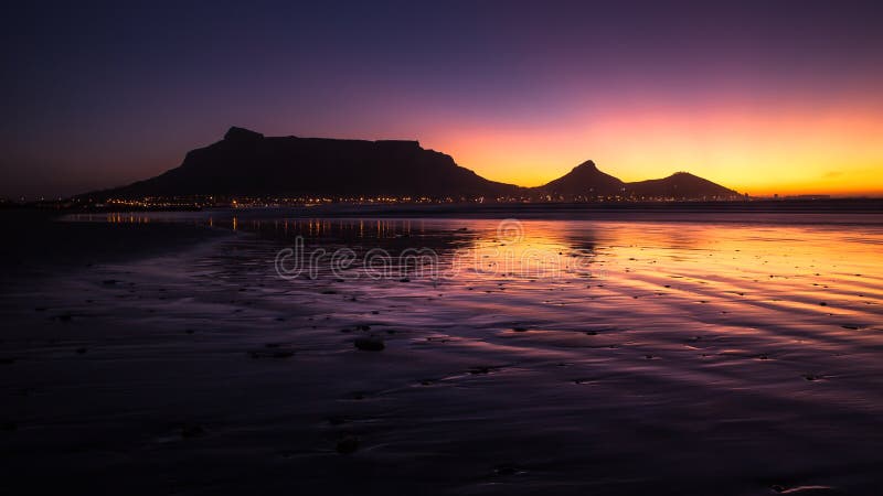 Sikt av tabellberget, Cape Town, Sydafrika under solnedgång fotografering för bildbyråer Sikt av tabellberget, Cape Town, Sydafrika under solnedgång fotografering för bildbyråer