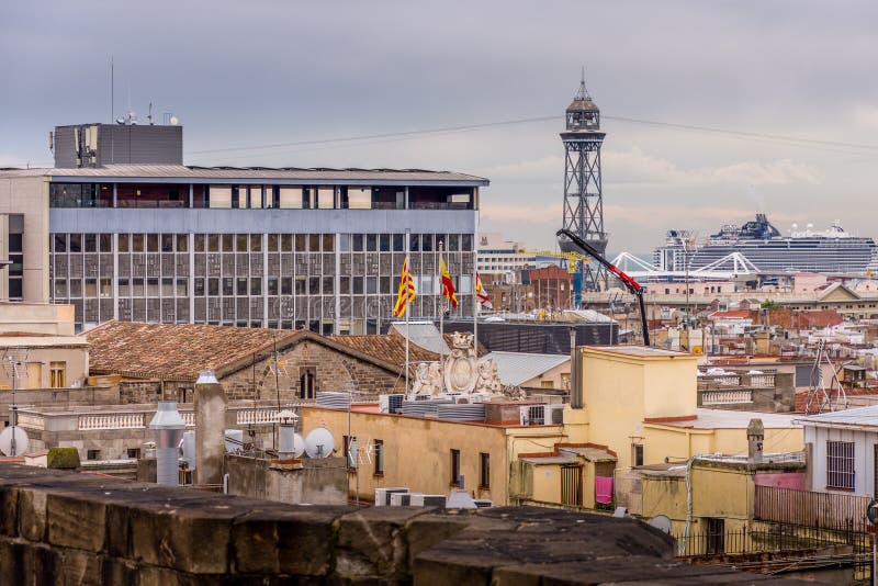 Sikt av taken av Barri Gotic från domkyrkaterrassen Spanska flaggor i förgrunden Barcelona arkivfoto Sikt av taken av Barri Gotic från domkyrkaterrassen Spanska flaggor i förgrunden Barcelona arkivfoto