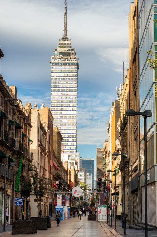 Sikt av Torre Latinoamericana den latinska - det amerikanska tornet från gatan i Mexico - staden royaltyfri bild Sikt av Torre Latinoamericana den latinska - det amerikanska tornet från gatan i Mexico - staden royaltyfri bild