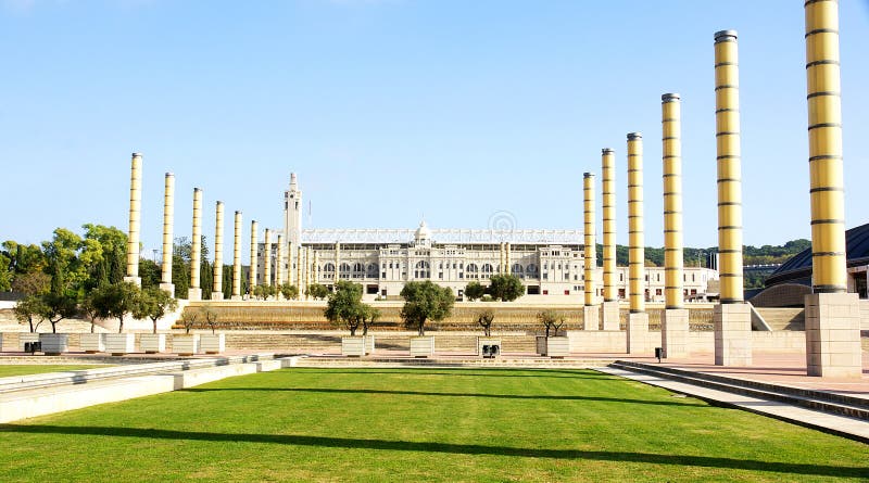 Sikt av trädgårdarna av den olympiska cirkeln av Montjuic royaltyfri fotografi Sikt av trädgårdarna av den olympiska cirkeln av Montjuic royaltyfri fotografi