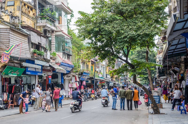 Sikt av upptagen trafik med många mopeder och medel i Hanoi den gamla fjärdedelen, huvudstad av Vietnam