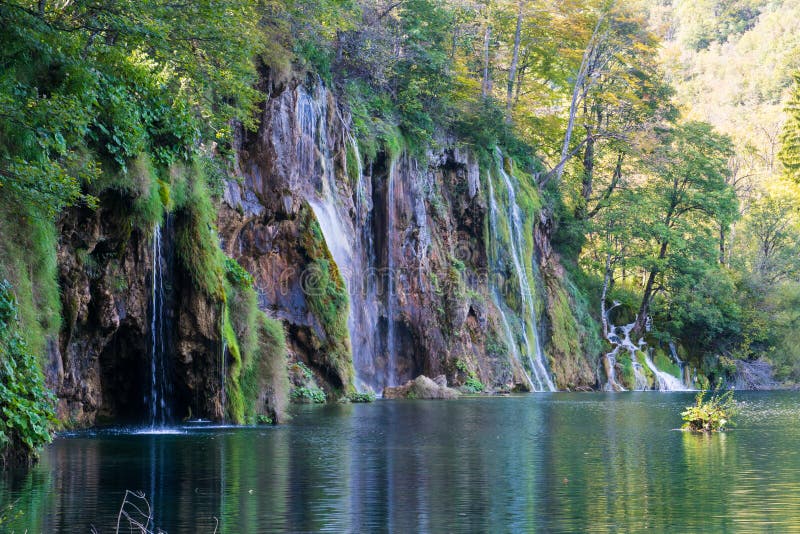 Sikt av vattenfall på plitvicesjönationalparken Kroatien royaltyfri foto Sikt av vattenfall på plitvicesjönationalparken Kroatien royaltyfri foto