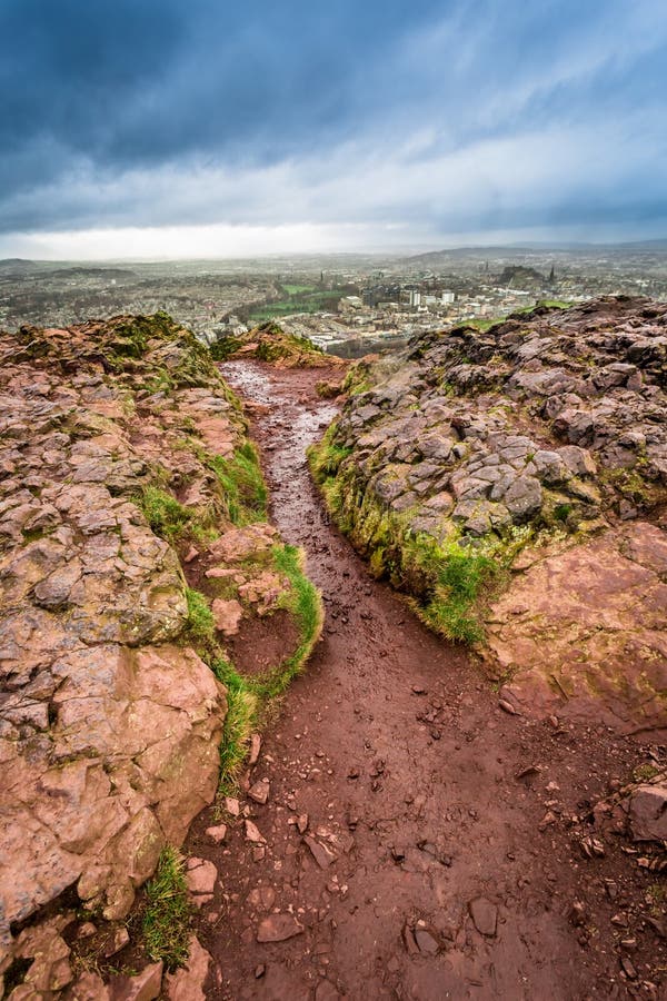 Sikt från Arthurs Seat till Edinburg royaltyfri bild