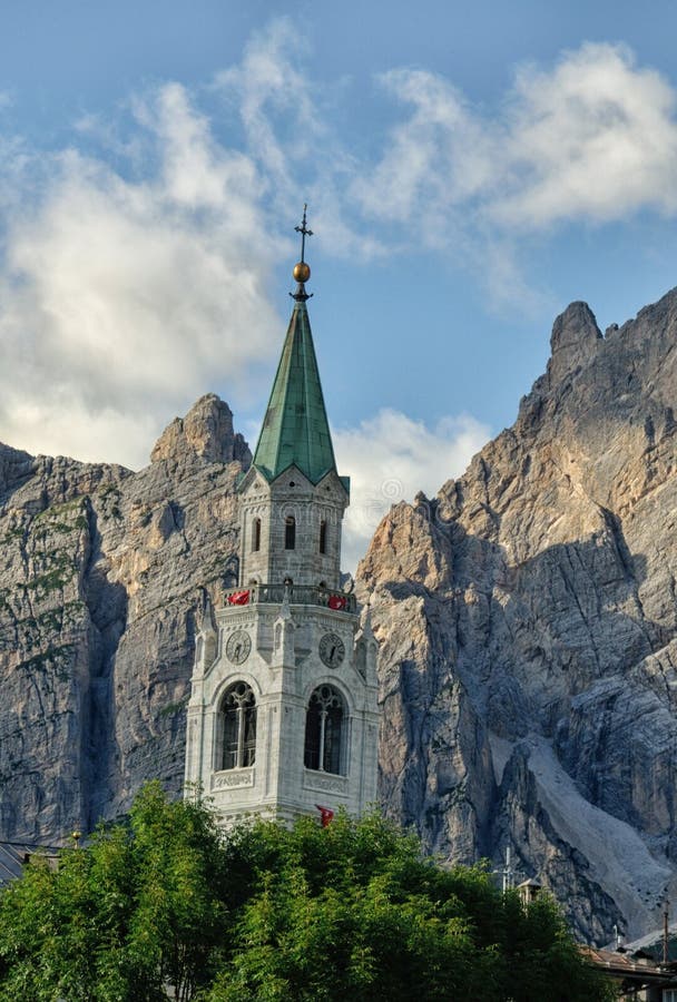 Sikt från Cortina D Ampezzo, hotell och kyrkan, Gruppo Tofana eller royaltyfri fotografi Sikt från Cortina D Ampezzo, hotell och kyrkan, Gruppo Tofana eller royaltyfri fotografi