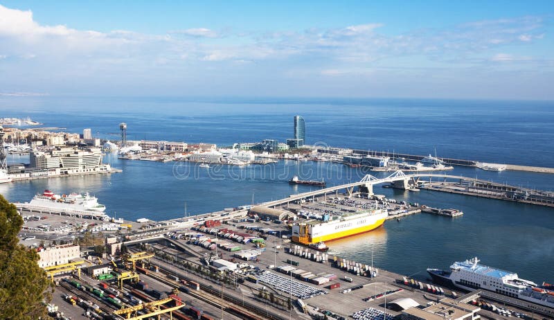 Sikt från den Montjuic slotten av Barcelona port som anslutas med skepp arkivfoto Sikt från den Montjuic slotten av Barcelona port som anslutas med skepp arkivfoto