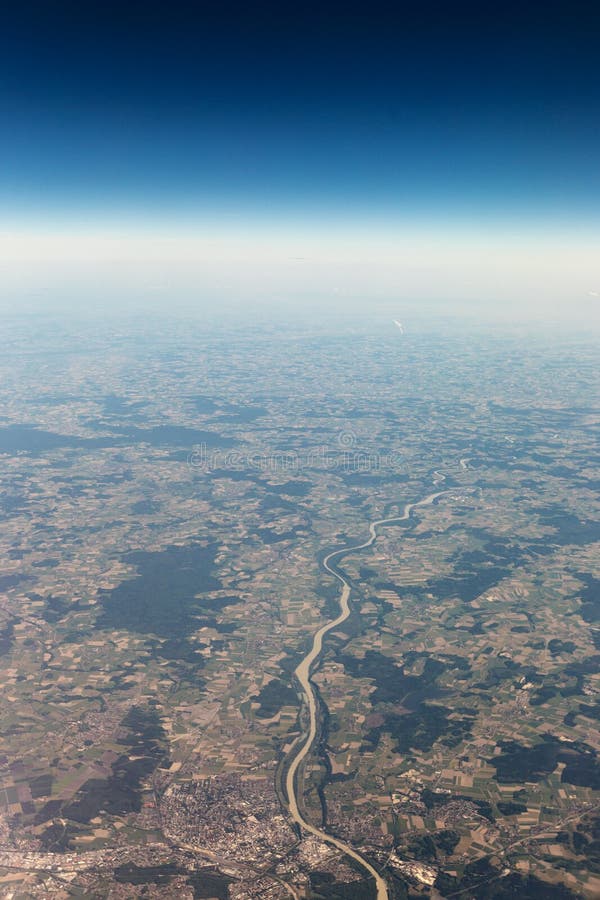 Sikt från flygplanet till himlen ovanför fjällängbergen _ arkivbilder Sikt från flygplanet till himlen ovanför fjällängbergen _ arkivbilder