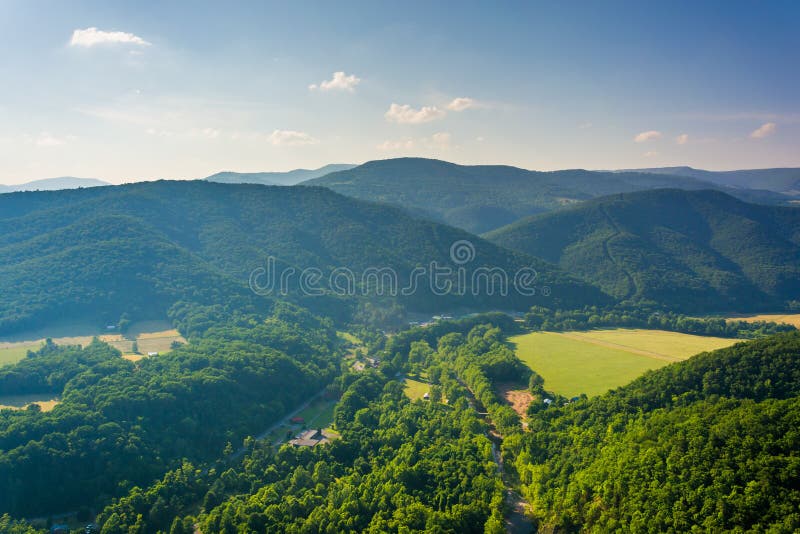 Sikt från Seneca Rocks, Monongahela nationalskog, västra oskuld arkivbild Sikt från Seneca Rocks, Monongahela nationalskog, västra oskuld arkivbild