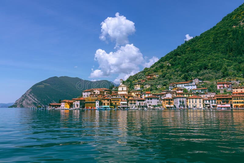 Sikt från sjön av Iseo på lilla staden av Sulzano fotografering för bildbyråer Sikt från sjön av Iseo på lilla staden av Sulzano fotografering för bildbyråer