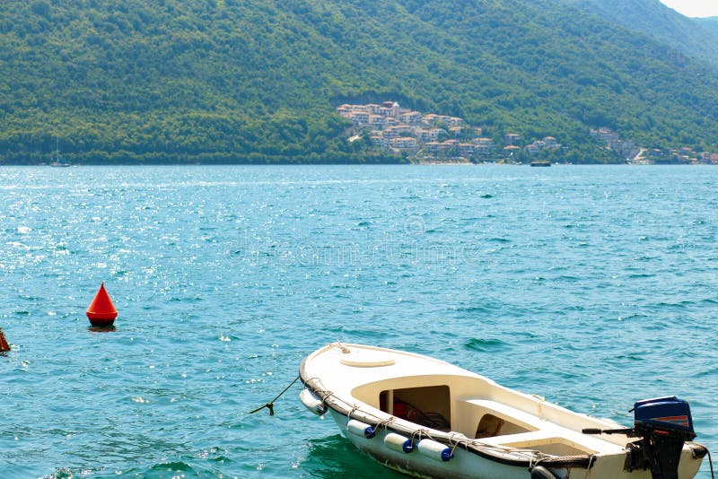 Sikt från sjösidan mot blått vatten av Adriatiskt havet vid den Kotor fjärden i Perast, Montenegro royaltyfri bild Sikt från sjösidan mot blått vatten av Adriatiskt havet vid den Kotor fjärden i Perast, Montenegro royaltyfri bild