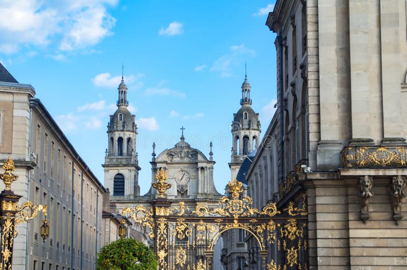 Sikt från stället Stanislas på historiska byggnader, guld- bearbetade staket och domkyrkan Notre-Dame royaltyfri foto