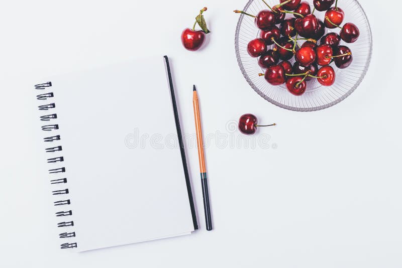 Sikt från över av tabellen med den tomma notepaden fotografering för bildbyråer Sikt från över av tabellen med den tomma notepaden fotografering för bildbyråer