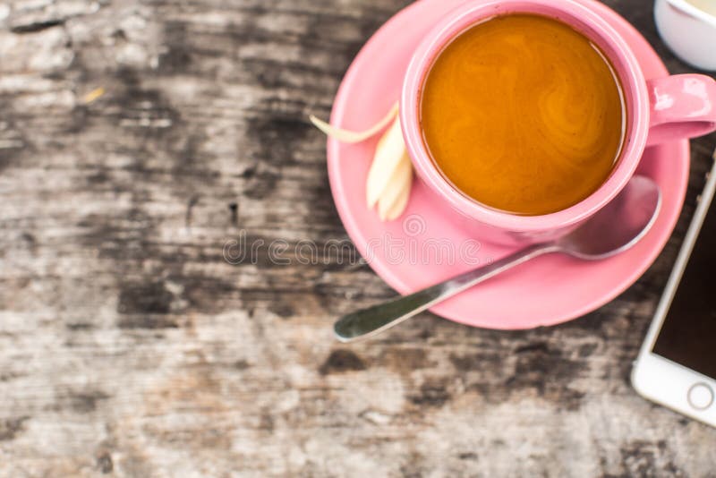 Sikt för hög vinkel av den smarta telefonen med den tomma skärmen och kaffekoppen royaltyfria bilder Sikt för hög vinkel av den smarta telefonen med den tomma skärmen och kaffekoppen royaltyfria bilder
