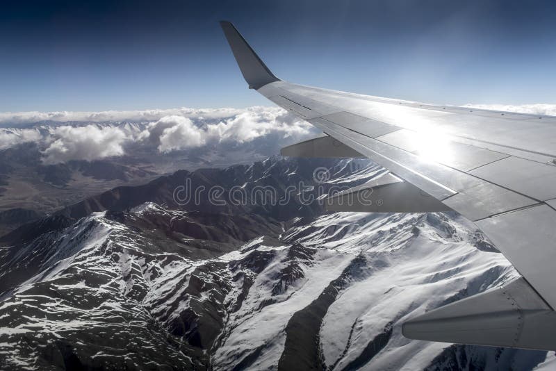Sikt för hög vinkel för berg för vinterlandskapsnö från flygplanet Leh Ladakh Indien royaltyfria bilder Sikt för hög vinkel för berg för vinterlandskapsnö från flygplanet Leh Ladakh Indien royaltyfria bilder