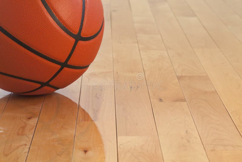 Sikt för låg vinkel av basket på träidrottshallgolv royaltyfri foto
