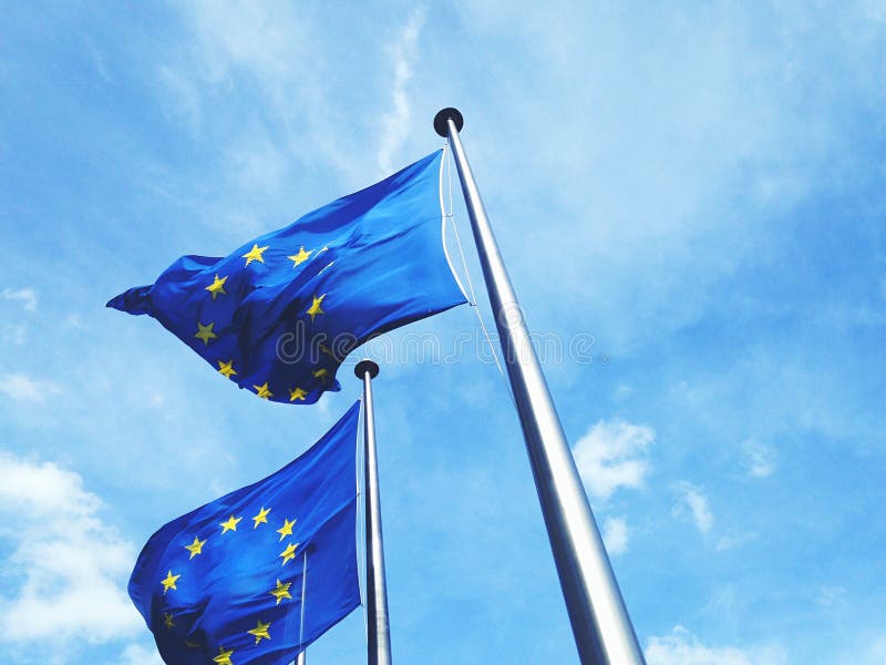 Sikt för låg vinkel av europeiska fackliga flaggor royaltyfri foto Sikt för låg vinkel av europeiska fackliga flaggor royaltyfri foto
