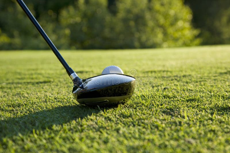 Sikt för låg vinkel av golfchauffören Ready som slår en Balll royaltyfri bild Sikt för låg vinkel av golfchauffören Ready som slår en Balll royaltyfri bild