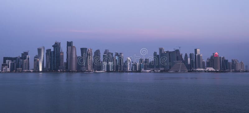 Sikt för morgonskymningDoha horisont Qatar Mellanösten fotografering för bildbyråer Sikt för morgonskymningDoha horisont Qatar Mellanösten fotografering för bildbyråer