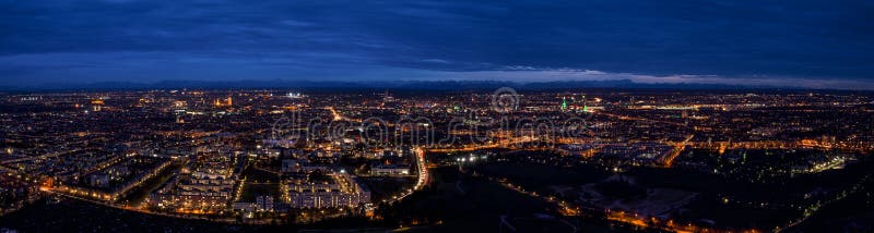 Sikt för natt för Munich mittcityscape panorama- flyg- fotografering för bildbyråer