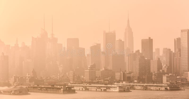 Sikt för panorama för New York City midtownManhattan horisont från boulevarden östliga gamla Glory Park över Hudson River royaltyfri foto Sikt för panorama för New York City midtownManhattan horisont från boulevarden östliga gamla Glory Park över Hudson River royaltyfri foto