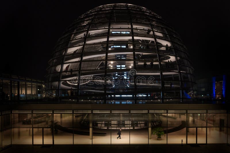 Sikt för Reichstag kupolkupol på natten, Berlin, Tyskland arkivbild Sikt för Reichstag kupolkupol på natten, Berlin, Tyskland arkivbild