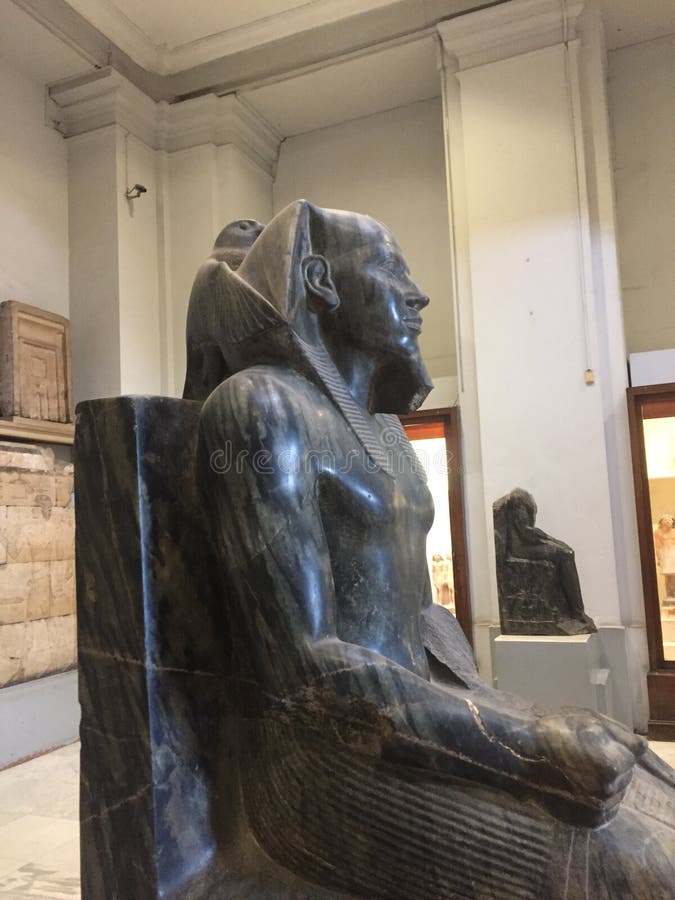 Sikt för sida för byggmästare för pyramid för dynasti för staty för konung Khafra 4th royaltyfri fotografi Sikt för sida för byggmästare för pyramid för dynasti för staty för konung Khafra 4th royaltyfri fotografi
