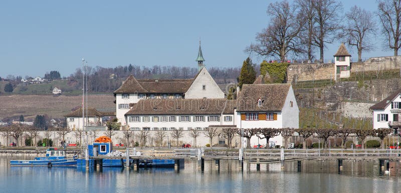 Sikt i Rapperswil i tidig vår royaltyfri fotografi Sikt i Rapperswil i tidig vår royaltyfri fotografi
