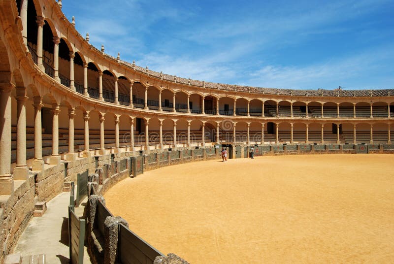 Sikt inom den berömda tjurfäktningsarenan som byggs i 1785 och det äldst i Spanien, Ronda, Spanien arkivbilder