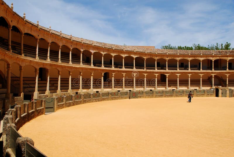Sikt inom den berömda tjurfäktningsarenan som byggs i 1785 och det äldst i Spanien, Ronda, Spanien arkivbild
