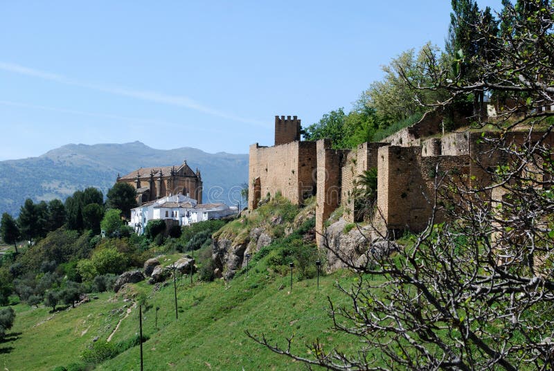 Sikt längs den gamla stadväggen in mot kyrkan för helig spöke, Ronda, Spanien arkivfoto Sikt längs den gamla stadväggen in mot kyrkan för helig spöke, Ronda, Spanien arkivfoto