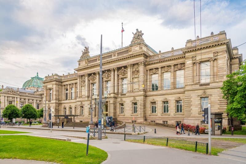 Sikt på byggnaden för nationell teater i Strasbourg - Frankrike fotografering för bildbyråer Sikt på byggnaden för nationell teater i Strasbourg - Frankrike fotografering för bildbyråer