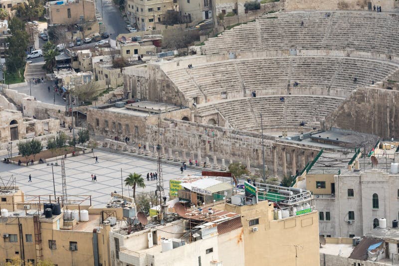 Sikt på den forntida Roman Theater som lokaliseras i huvudstad av Jordanien, arkivfoton Sikt på den forntida Roman Theater som lokaliseras i huvudstad av Jordanien, arkivfoton
