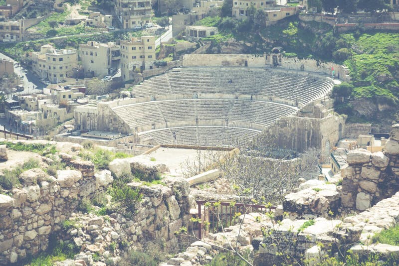 Sikt på den forntida Roman Theater som lokaliseras i huvudstad av Jordanien, arkivfoton Sikt på den forntida Roman Theater som lokaliseras i huvudstad av Jordanien, arkivfoton
