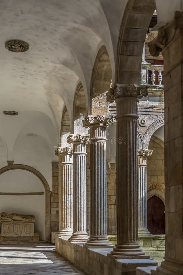 Sikt på den inre kloster på domkyrkan av Viseu, galleri för romanesquestilkolonner arkivfoton Sikt på den inre kloster på domkyrkan av Viseu, galleri för romanesquestilkolonner arkivfoton