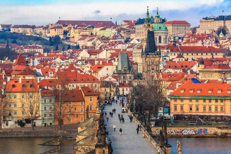 Sikt på den Prague slotten från Charles Bridge arkivfoton Sikt på den Prague slotten från Charles Bridge arkivfoton