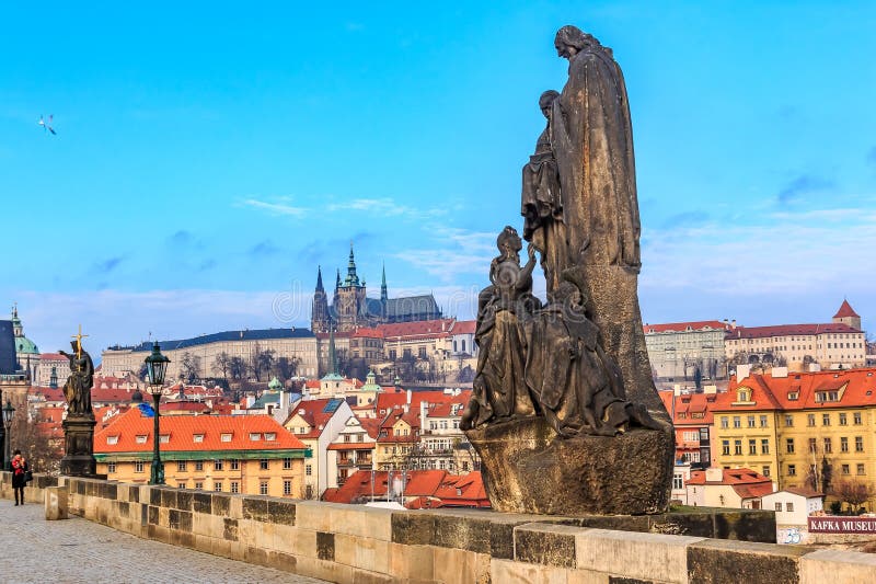 Sikt på den Prague slotten från Charles Bridge royaltyfri fotografi Sikt på den Prague slotten från Charles Bridge royaltyfri fotografi