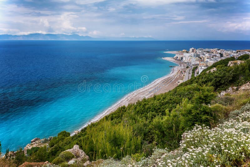 Sikt på den Rhodes staden med den sandiga stranden Rhodes ö, Dodekanes, Grekland royaltyfri bild Sikt på den Rhodes staden med den sandiga stranden Rhodes ö, Dodekanes, Grekland royaltyfri bild