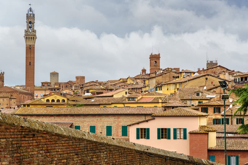 Sikt på den Siena staden från den basilikaMaria deien Servi italy arkivfoto Sikt på den Siena staden från den basilikaMaria deien Servi italy arkivfoto