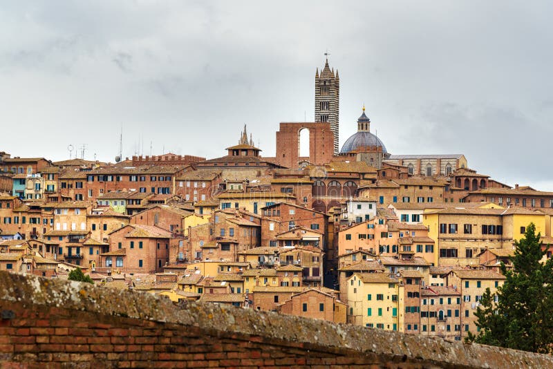 Sikt på den Siena staden från den basilikaMaria deien Servi italy royaltyfri bild Sikt på den Siena staden från den basilikaMaria deien Servi italy royaltyfri bild