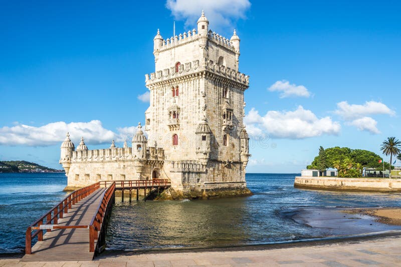 Sikt på det Belem tornet på banken av Tejo River i Lissabon, Portugal