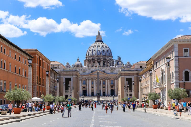 Sikt på domkyrkan för St Peter ` s i Rome, Italien fotografering för bildbyråer Sikt på domkyrkan för St Peter ` s i Rome, Italien fotografering för bildbyråer