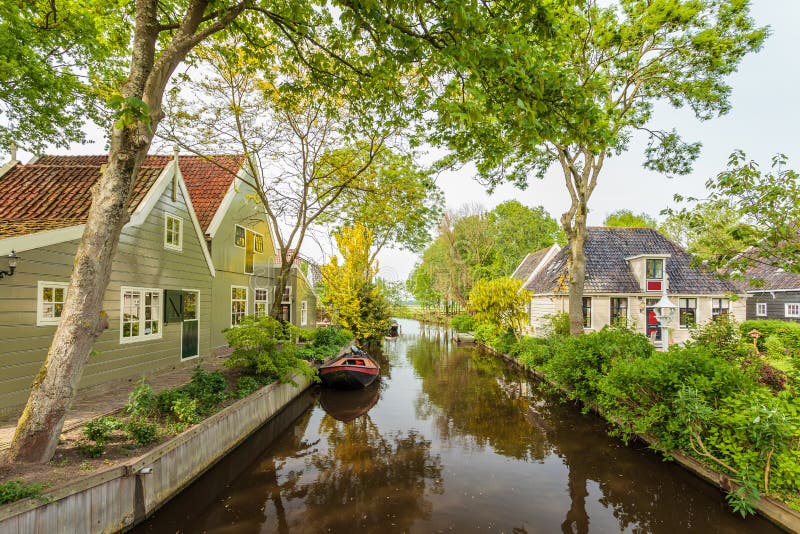 Sikt på en kanal i en holländsk historisk by royaltyfri foto Sikt på en kanal i en holländsk historisk by royaltyfri foto