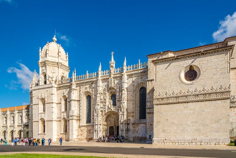 Sikt på kyrkan av Santa Maria nära kloster av den Jeronimos kloster i Lissabon - Portugal royaltyfria foton Sikt på kyrkan av Santa Maria nära kloster av den Jeronimos kloster i Lissabon - Portugal royaltyfria foton