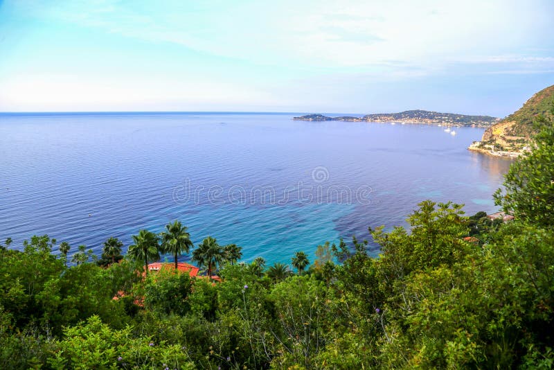 Sikt på medelhavet på den franska Rivieraen royaltyfri foto Sikt på medelhavet på den franska Rivieraen royaltyfri foto