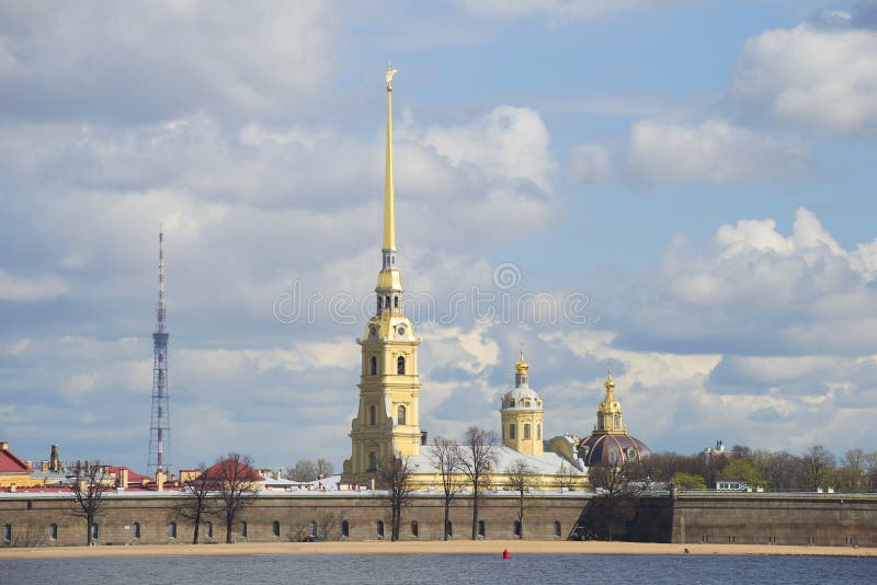 Sikt på Peter och Paul Cathedral, vår på en molnig dag petersburg saint royaltyfria foton Sikt på Peter och Paul Cathedral, vår på en molnig dag petersburg saint royaltyfria foton