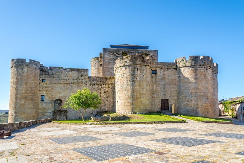 Sikt på slotten av Puebla de Sanabria i Spanien royaltyfri foto Sikt på slotten av Puebla de Sanabria i Spanien royaltyfri foto