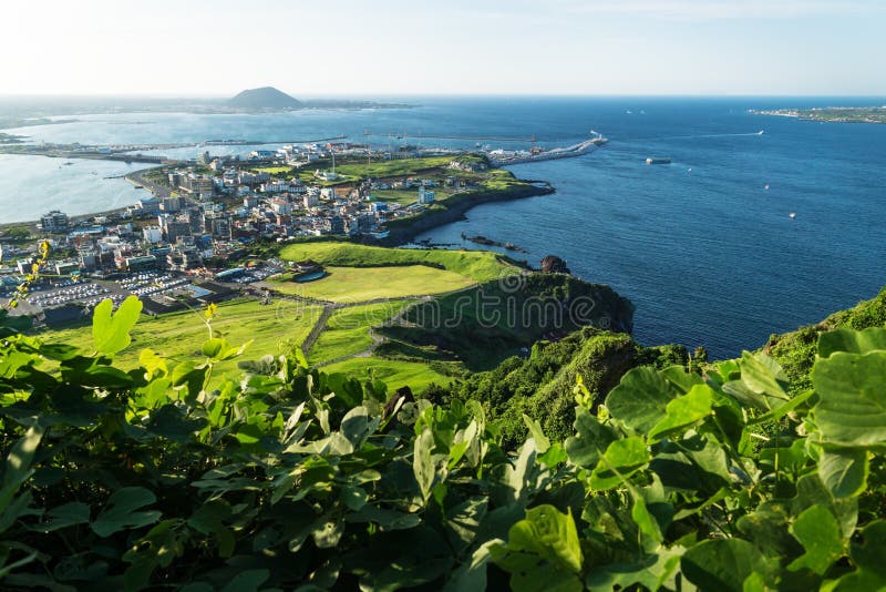 Sikt till hamnen från det Ilchulbong maximumet till Seongsan, Jeju ö, Sydkorea arkivfoto Sikt till hamnen från det Ilchulbong maximumet till Seongsan, Jeju ö, Sydkorea arkivfoto
