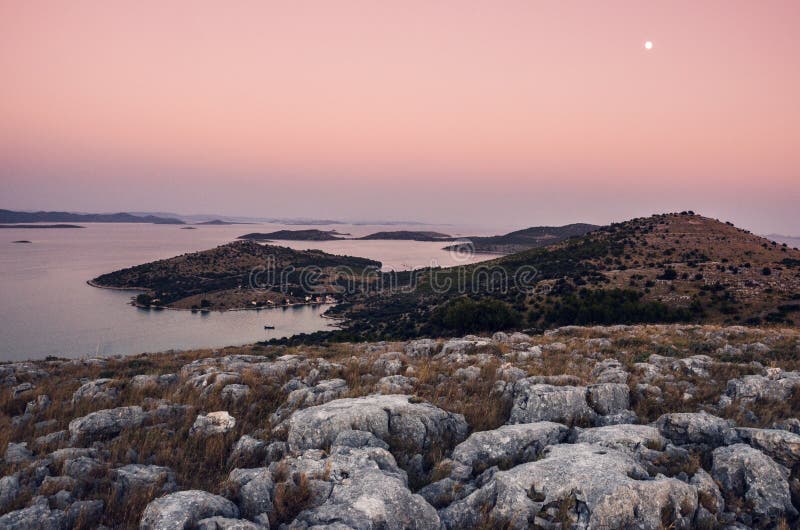 Sikt över den Kornati nationalparken i Kroatien under solnedgången arkivbilder Sikt över den Kornati nationalparken i Kroatien under solnedgången arkivbilder